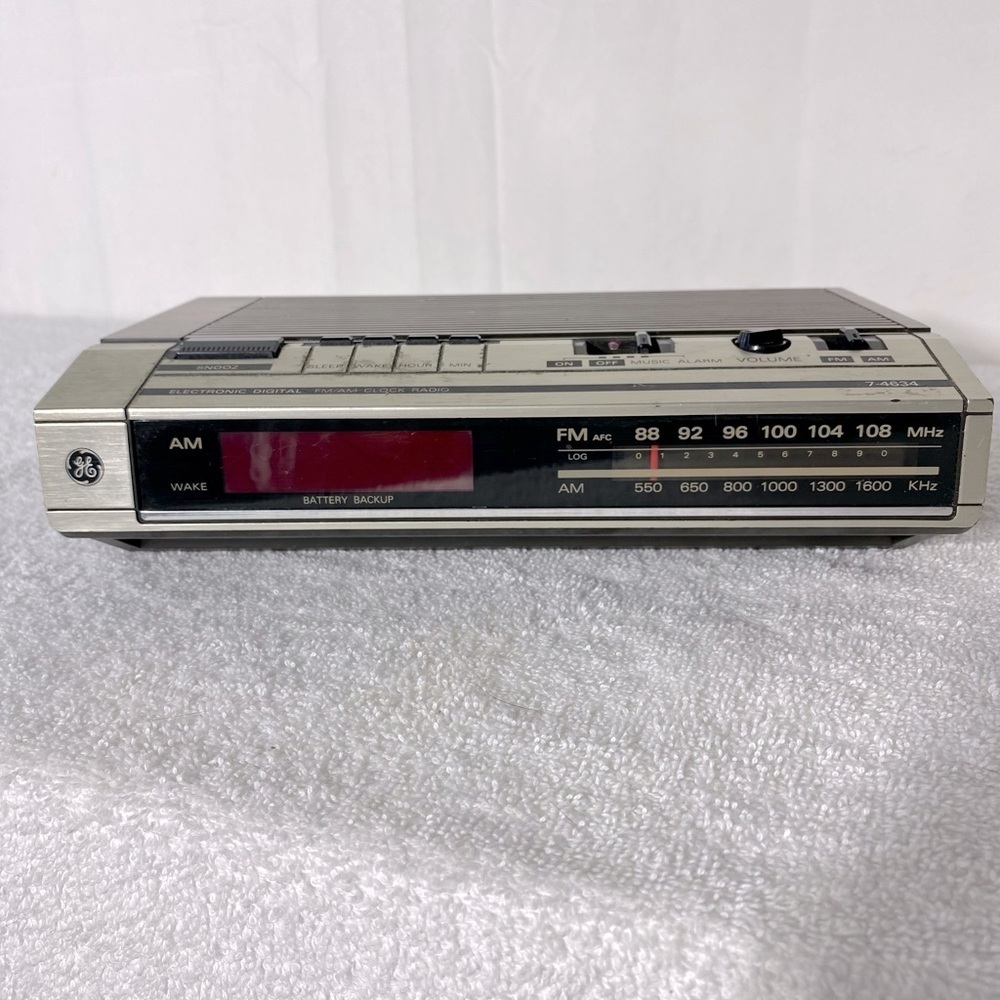 Vintage General Electric AM/FM Digital Alarm Clock Radio 7-4634